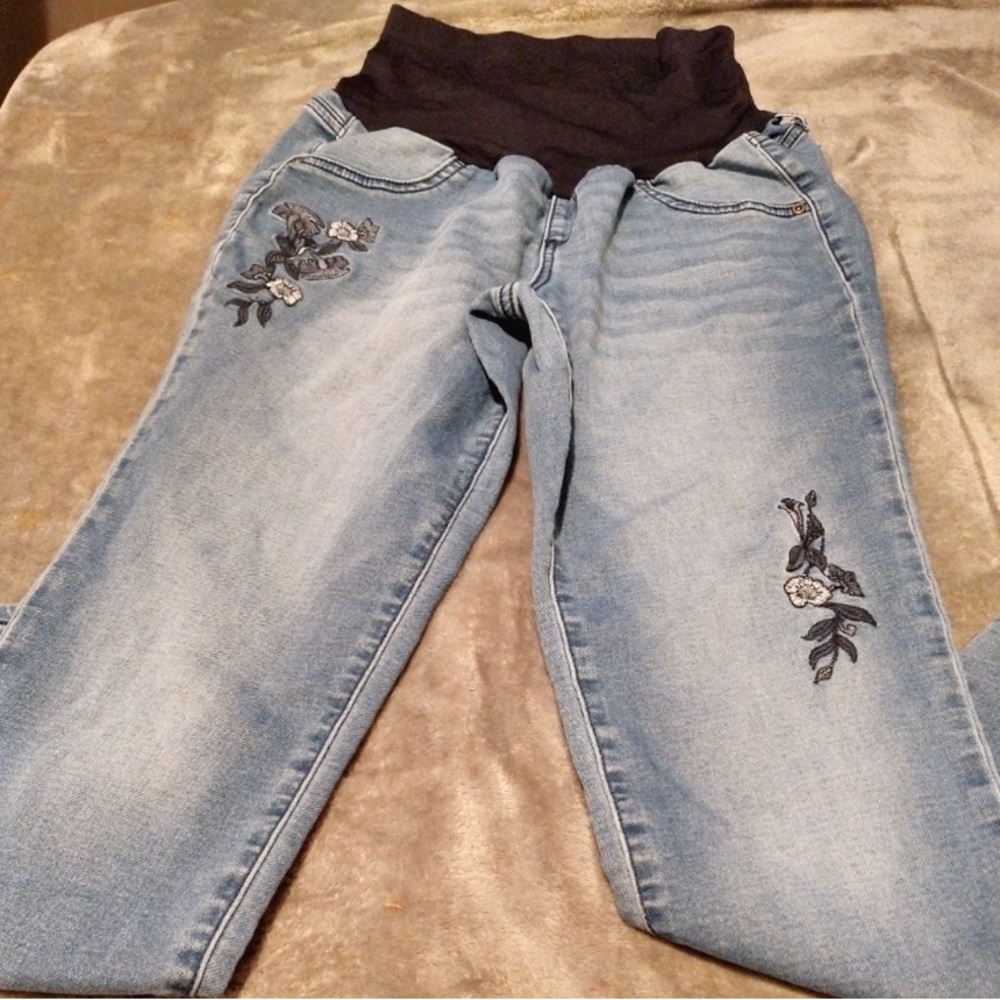 Maternity Jeans / Leggings, Size 12 fits like a 10, Ankle cut; Cute embroidery